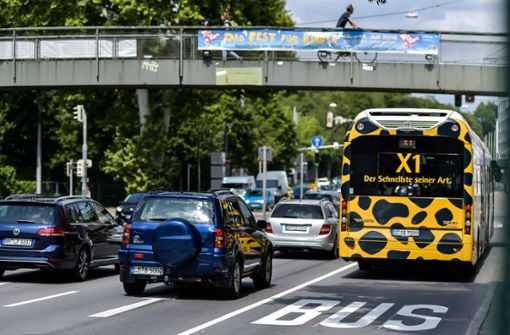 Die neue Busspur am Neckartor soll den Autoverkehr verringern – und so auch die Luftbelastung senken. Foto: Lichtgut/Max Kovalenko