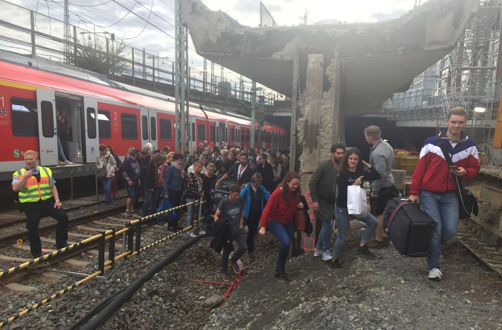 Eine defekte S-Bahn hat für massive Störungen gesorgt. Foto: dpa/Bernward Loheide