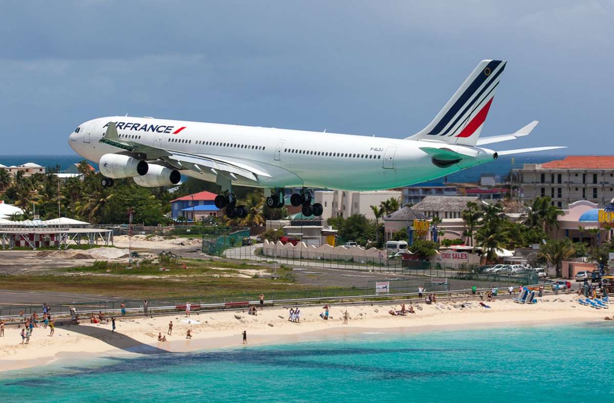 Princess Juliana International Airport: Nur wenige Dutzend fliegen die Maschinen über den Köpfen der Strandbesucher auf Sint Maarten auf den Airport ein.