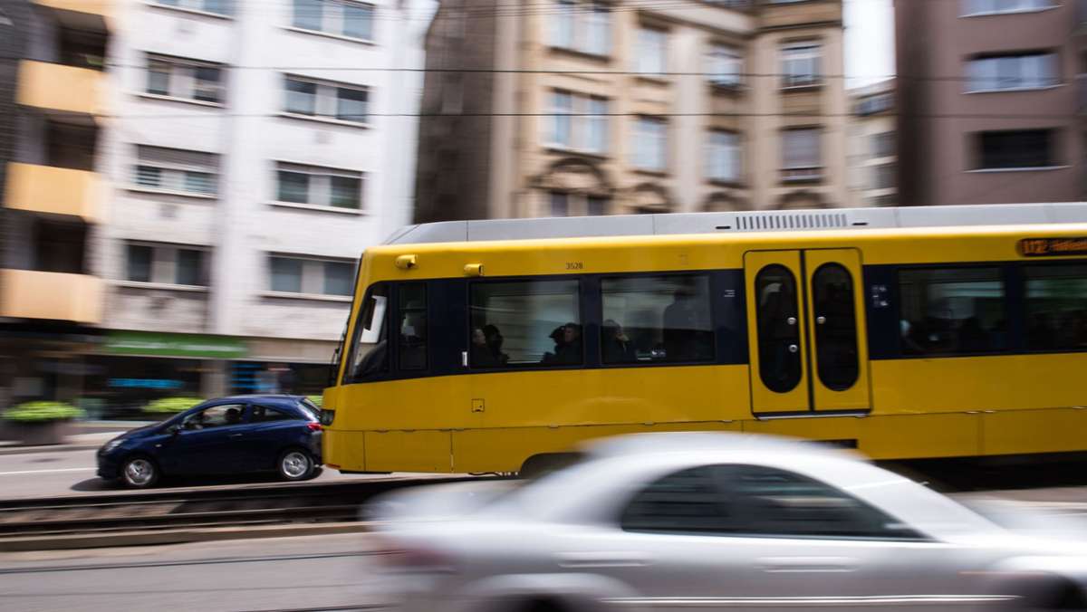  Ein mutmaßlicher Schwarzfahrer soll in einer Stadtbahn der Linie U29 im Stuttgarter Westen kontrolliert werden, doch der 24-Jährige reagiert aggressiv und bedroht den Fahrscheinprüfer. 