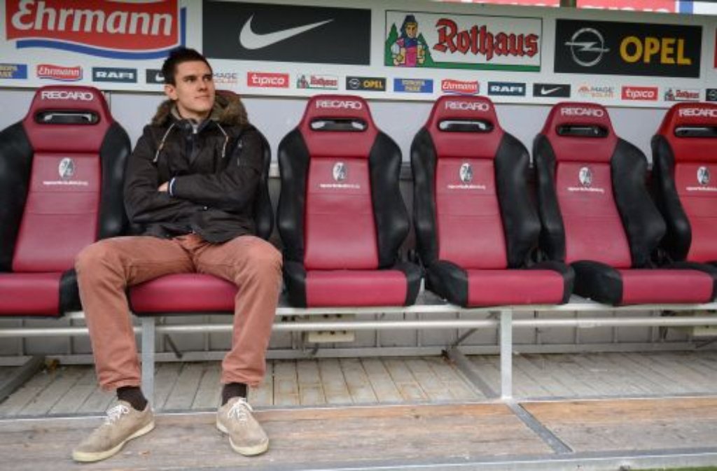 Auf der Freiburger Ersatzbank wird er künftig nicht mehr sitzen: Der 25-jährige Johannes Flum, der seit 2001 für den SC Freiburg gespielt hat, schließt sich Eintracht Frankfurt an. Die Hessen zahlen 2,2 Millionen Euro Ablöse für Flum.