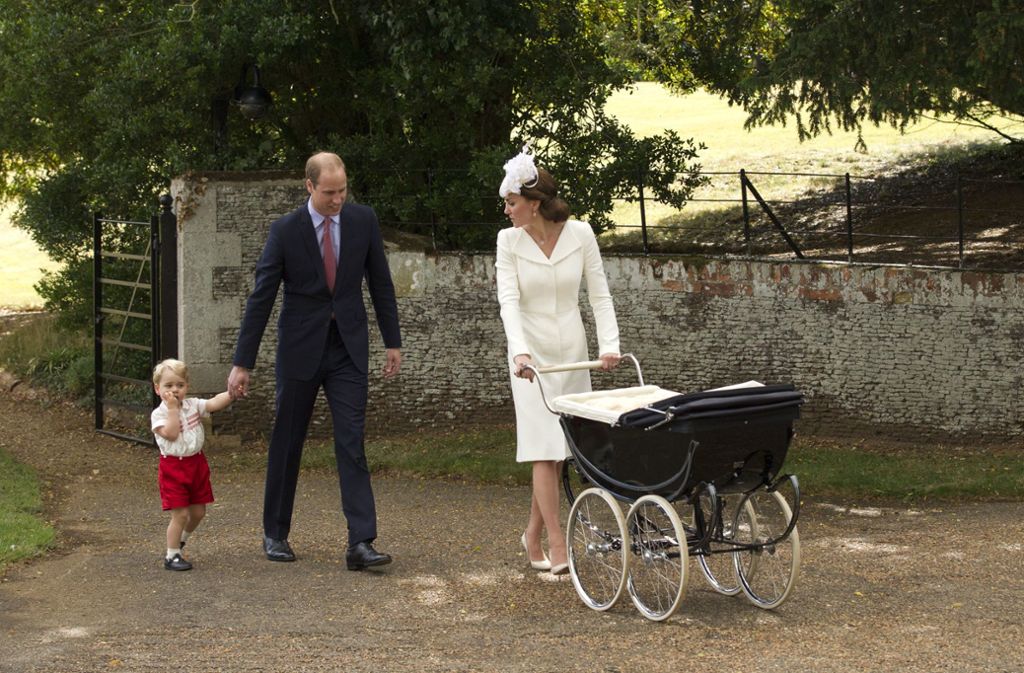 Auf dem Weg zur Taufe der kleinen Schwester Charlotte: Prinz George ging im Juli 2015 an der Hand seines Vaters Prinz William in Sandringham in die Kapelle.