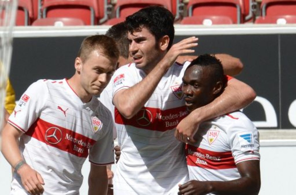 Dezente rote Querstreifen hat das neue weiße Heimtrikot des VfB Stuttgart. Alexandru Maxim, Serdar Tasci und Arthur Boka (von links) und Co. haben es bereits im letzten Heimspiel der vergangenen Saison getragen und damit beim 2:2 gegen Mainz einen Punkt geholt.