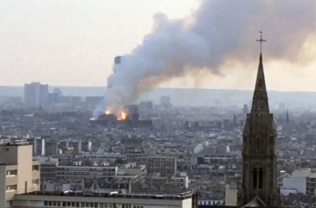 Die Bürgermeisterin der französischen Hauptstadt spricht von einem „fürchterlichen Brand“.