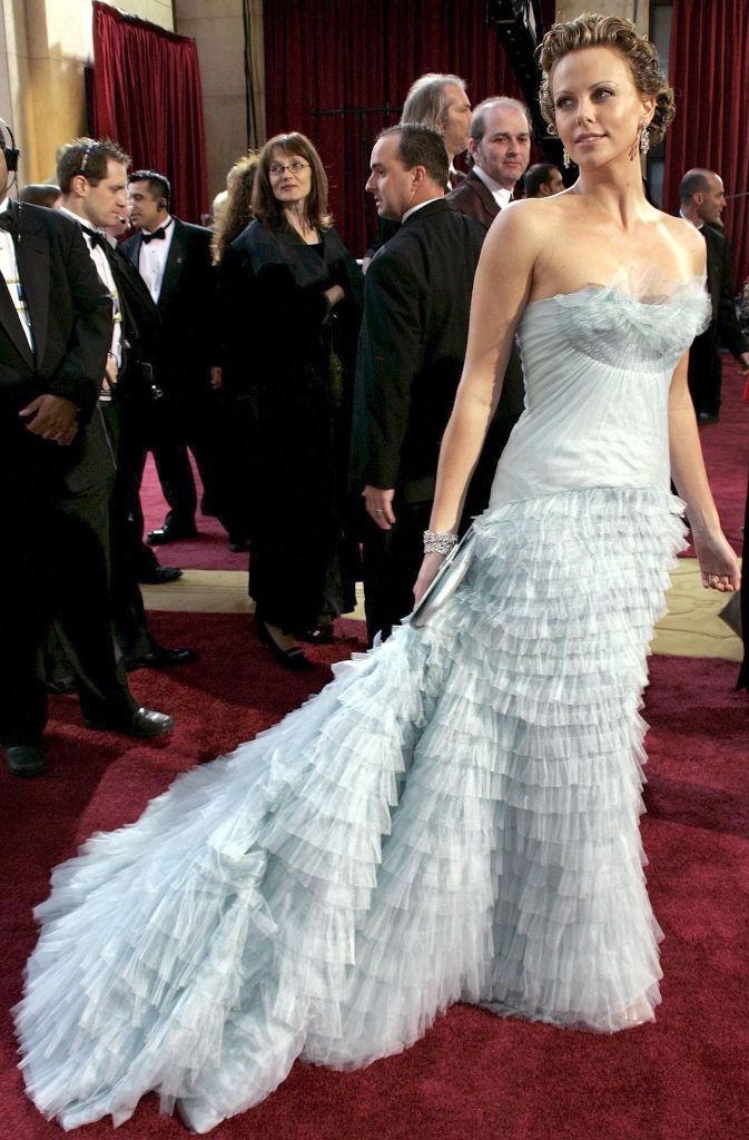 Die schöne Schauspielerin wird nicht nur für ihre schauspielerischen Leistungen gefeiert, sondern auch für ihre Stilsicherheit. Auf dem Foto sieht man sie in einer bezaubernden Robe bei der Oscar-Verleihung 2005.