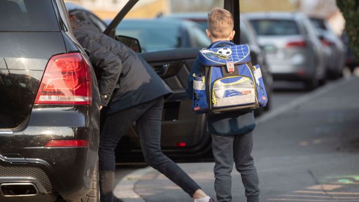 Autos vor den Schulen: Wie lassen sich Elterntaxis ausbremsen?