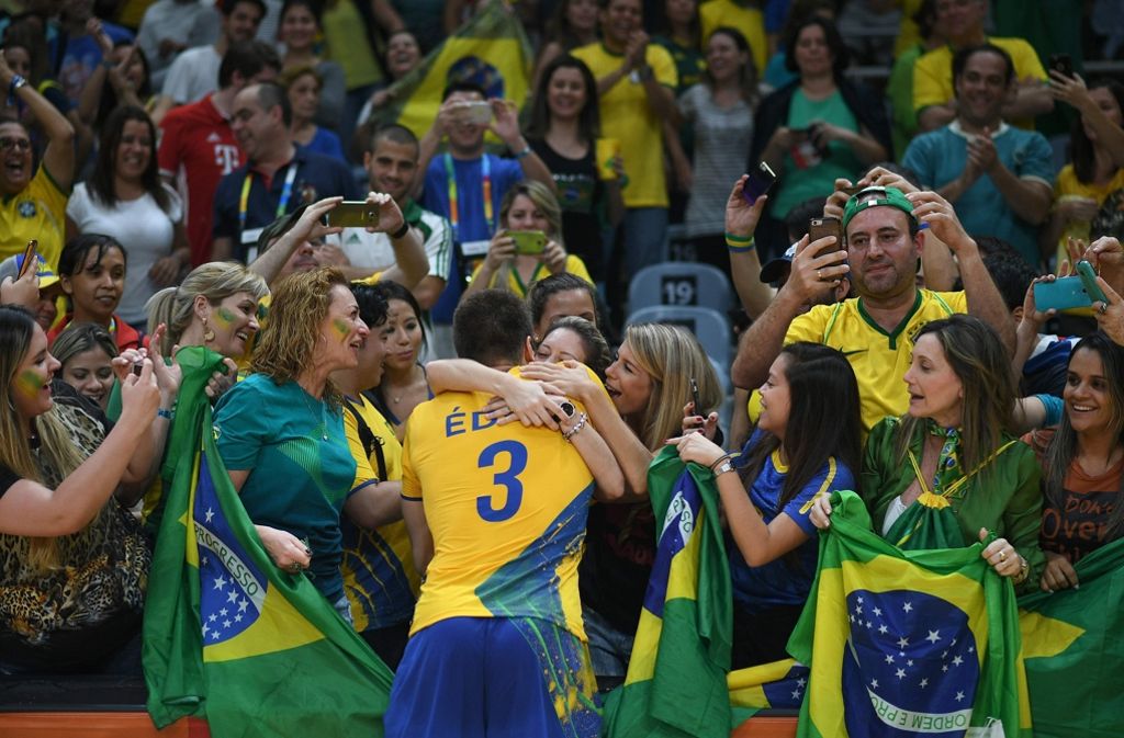 Erleichterung bei den Zuschauern: Eder Francis Carbonera aus Brasilien wird nach dem siegreichen Volleyball-Spiel gegen Kanada von Fans umarmt.