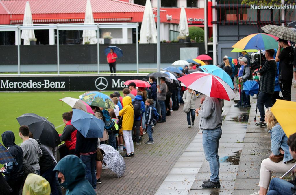 Trotz des Regens waren zahlreiche Zuschauer ins Schlienzstadion gekommen.