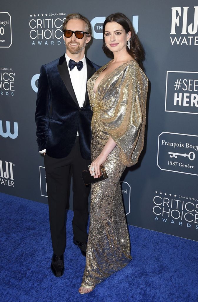 Glitzer und Glamour gehören einfach zu Hollywood dazu, so auch bei den Critics’ Choice Awards. Anne Hathaways Kleid war überzogen mit goldnen Pailletten. Ehemann Adam Shulman war wohl schon geblendet und kam deshalb mit Sonnenbrille.