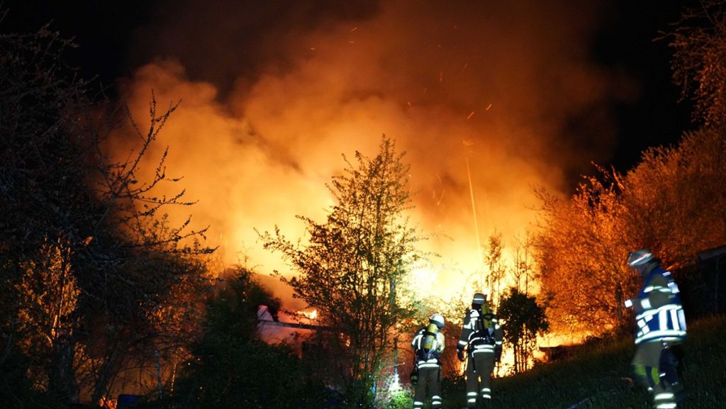 Brände in Esslingen und Nürtingen: Waldstück und Gartenhütte in Flammen
