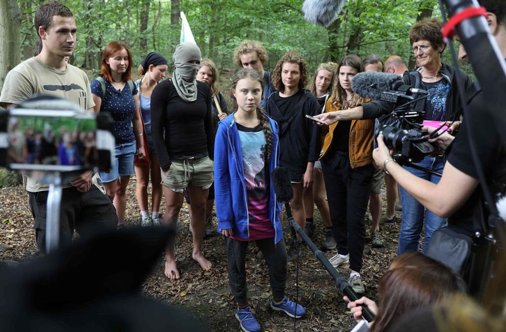 Die schwedische Klimaaktivistin Greta Thunberg mit anderen Aktivisten vor Journalisten im Hambacher Forst.