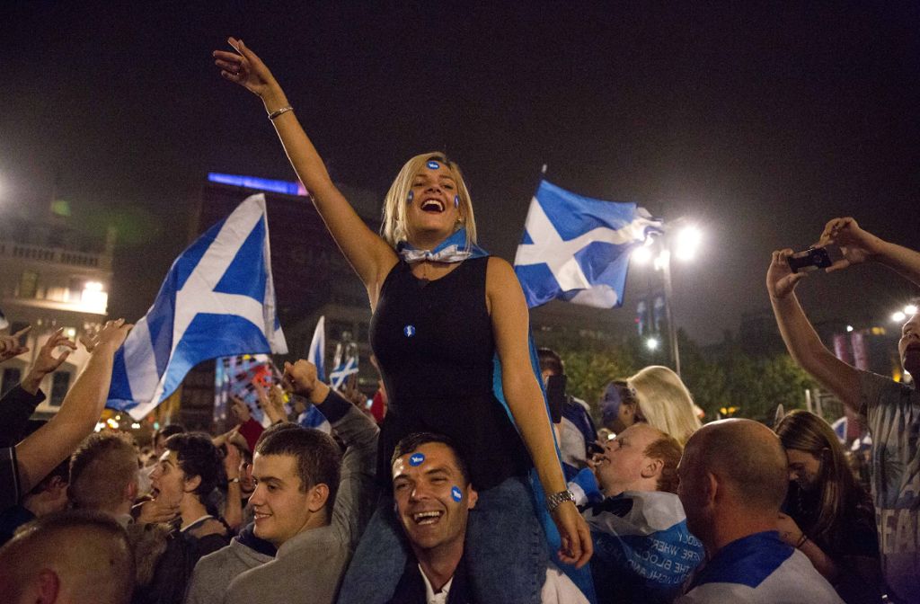 Anhänger des "Yes"-Lagers feierten am späten Donnerstagabend auf den Straßen Glasgows. Zu diesem Zeitpunkt lagen noch keine Ergebnisse vor. (Foto: AP)