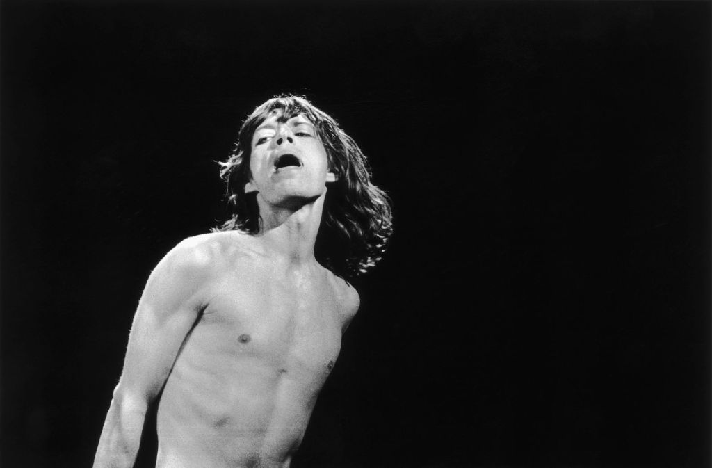 1967 wurden Jagger und Richards bei einer Razzia mit Drogen erwischt. Es drohten Gefängnisstrafen, da sich die Öffentlickeit jedoch hinter die Musiker stellte, kamen sie mit einer Geldstrafe davon.