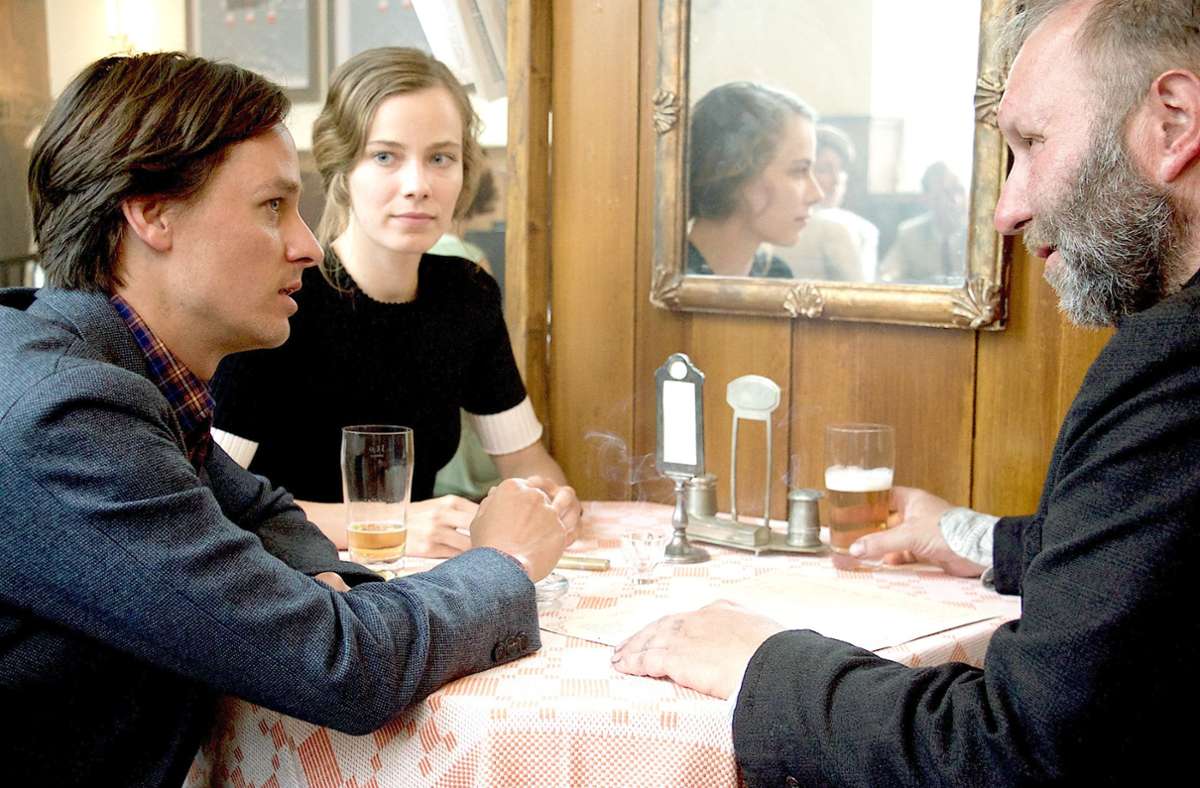 Fabian (Tom Schilling) trifft sich mit Cornelia (Saskia Rosendahl) und gibt einem Arbeitslosen ein Essen aus, obwohl er selbst kaum noch Geld hat.