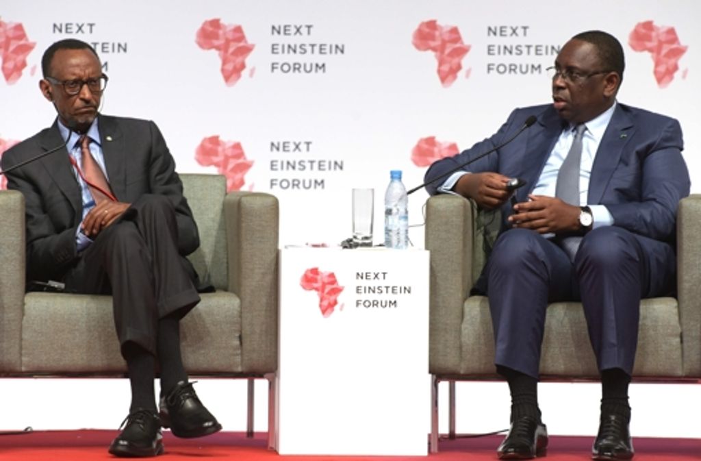 Die Staatspräsidenten Ruandas und Senegals, Paul Kagame (links) und Macky Sall, versicherten auf dem „Next Einstein Forum“, dass sie Wissenschaft und Bildung fördern wollen, und ernteten dafür viel Applaus.