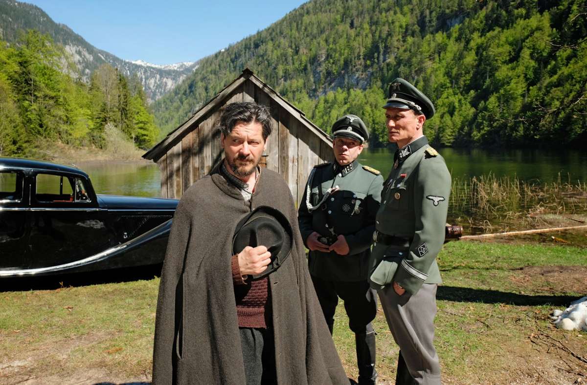 Sepp Rottenbacher (Fritz Karl) muss Kaltenbrunner (Oliver Masucci) und Schädler (George Lenz) auf den See rudern.