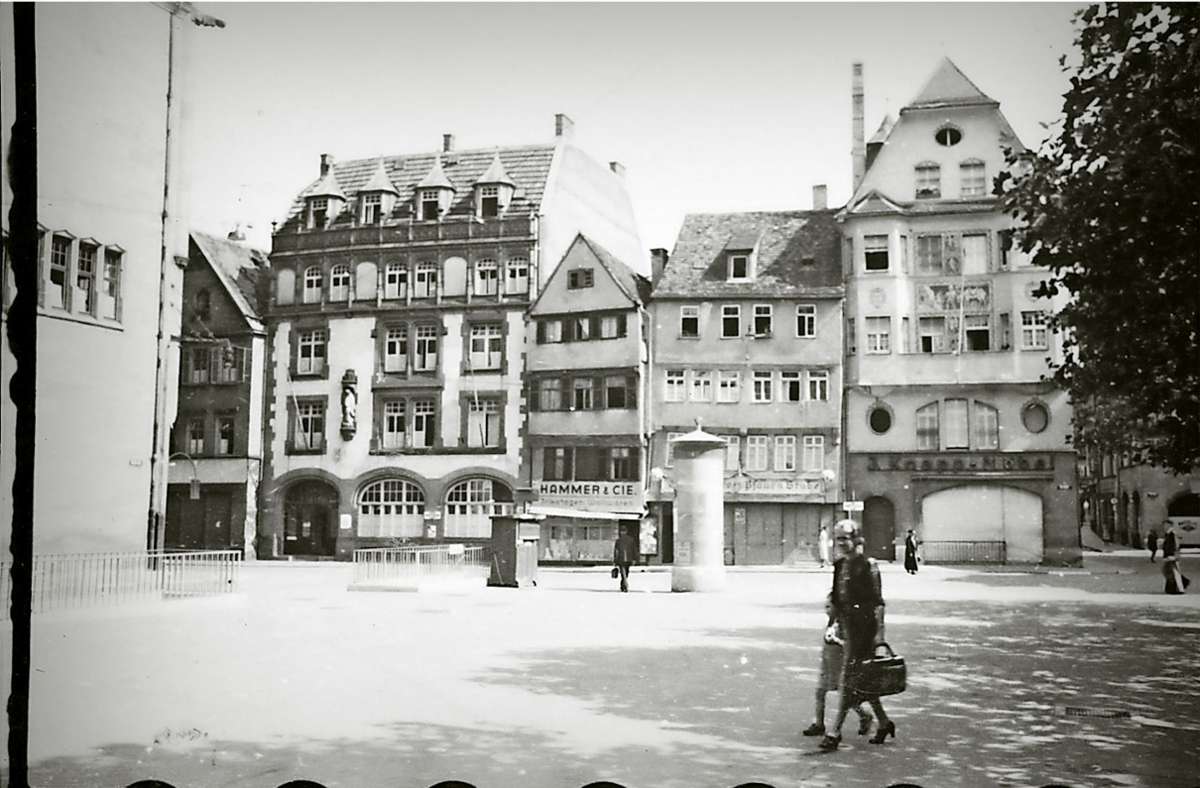 Die Frau an der Ecke Hirsch-/Nadlerstraße hinter dem Rathaus hat eine Aktentasche in der linken und ihr Kind in der rechten Hand. Wir treffen sie auf einem Spaziergang durch Stuttgart 1942 – klicken Sie sich durch die Bilderstrecke!