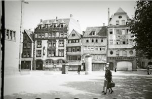 Die Frau an der Ecke Hirsch-/Nadlerstraße hinter dem Rathaus hat eine Aktentasche in der linken und ihr Kind in der rechten Hand. Wir treffen sie auf einem Spaziergang durch Stuttgart 1942 – klicken Sie sich durch die Bilderstrecke! Foto: Stadtarchiv Stuttgart