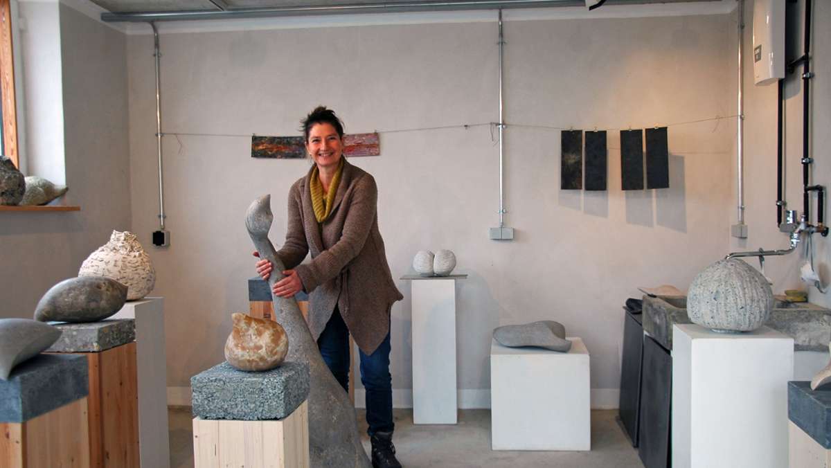  Bei einer Online-Ausstellung wirkt die Weilheimer Bildhauerin Monika Majer mit – die Schau ist bis 30. Dezember zu erleben. In ihrem Atelier in Weilheim präsentiert sie ihre poetische Stein-Kunst. 