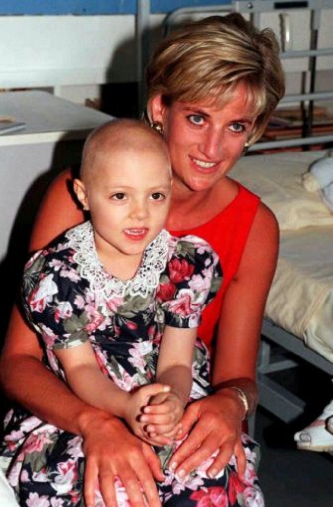 ... und die echte Prinzessin Diana beim Besuch eines Kinder-Krebszentrums im Jahr 1997.