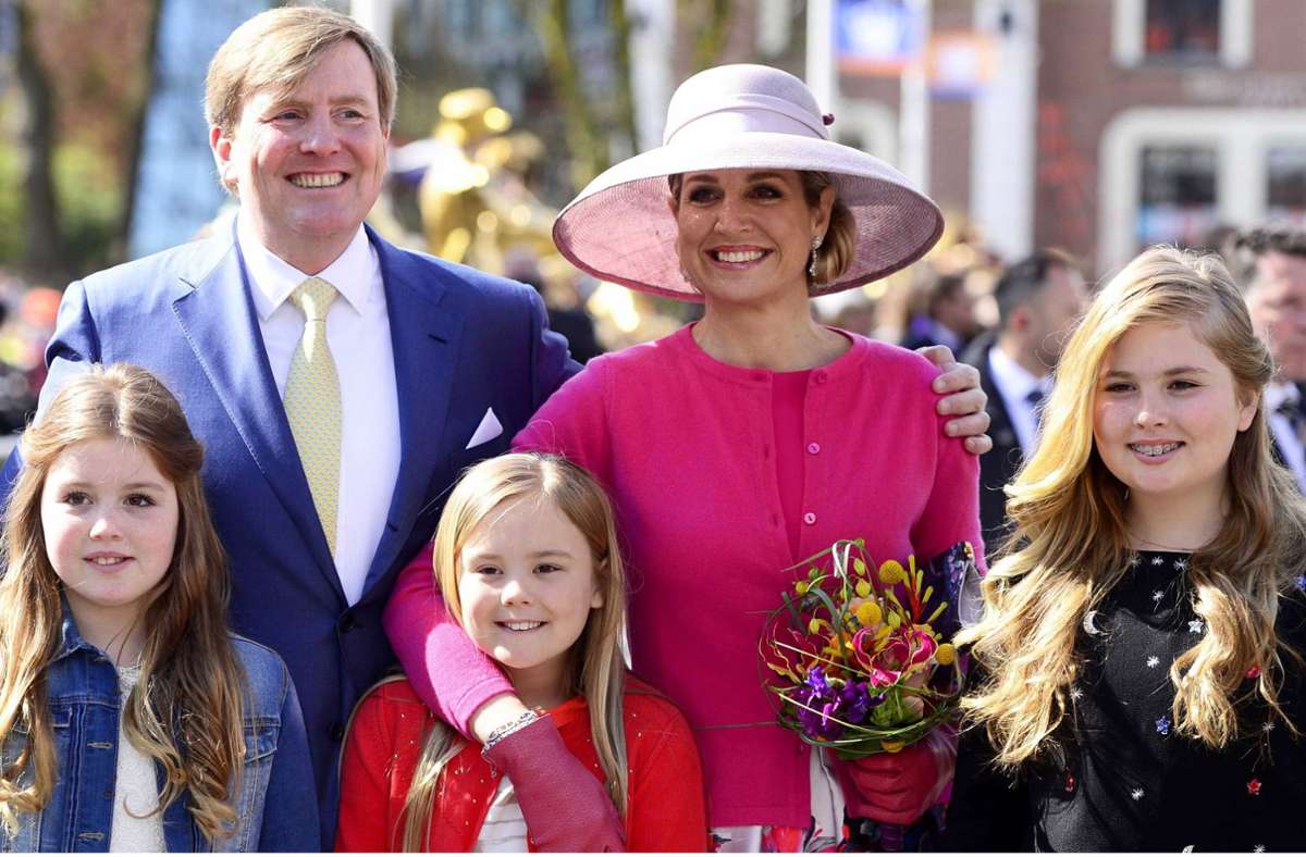 Auch als König und Königin sind Willem-Alexander und Máxima samt ihrer Töchter ein Garant für gute Stimmung am Deich.