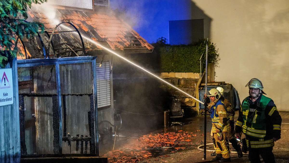 Die Esslinger Kripo ermittelt: Holzschuppen und Mülleimer in Flammen
