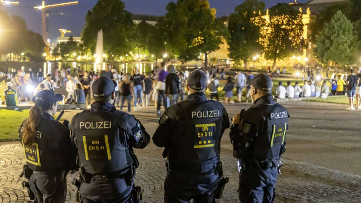  In der Nacht zum Samstag ist es wieder zu mehreren Auseinandersetzungen in der Stuttgarter Innenstadt gekommen. Eine Person wurde schwer, vier Polizisten leicht verletzt. Es kam zu mehreren Festnahmen. 
