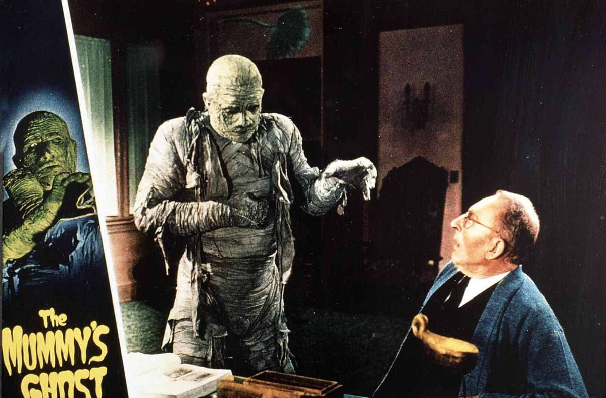 1944 ist endgültig klar: Universal erwartet von der Mumie nichts Großes mehr. „The Mummy’s Ghost“ geht davon aus, dass die Leute alle paar Jahre einen Eingewickelten sehen wollen, und den bekommen sie zu den vertretbaren Produktionskosten eines B-Films. Die Aushangbilder sind farbig, die Filme selbst schwarz-weiß, so kann man auch mal eine Szene aus dem Karloff-Film hineinschneiden.