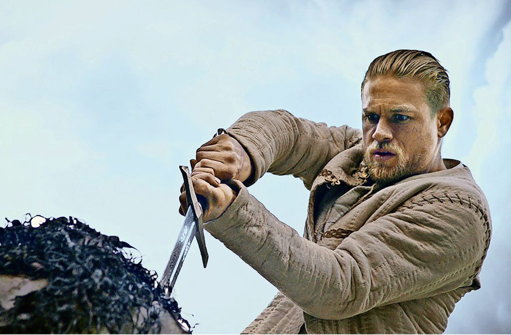Der Gauner Arthur (Charlie Hunnam) zieht ein Schwert aus dem Stein – und gerät damit tief in ein mörderisches Spiel um Throne.