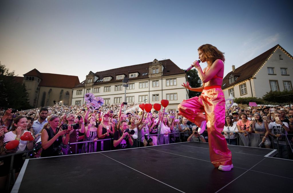 Vanessa Mai hat am Samstag zur zweite „Supersause zu Hause“ im Backnanger Stiftshof geladen und rund 2500 Fans haben das Konzert in ihrer Geburts- und Heimatstadt besucht.