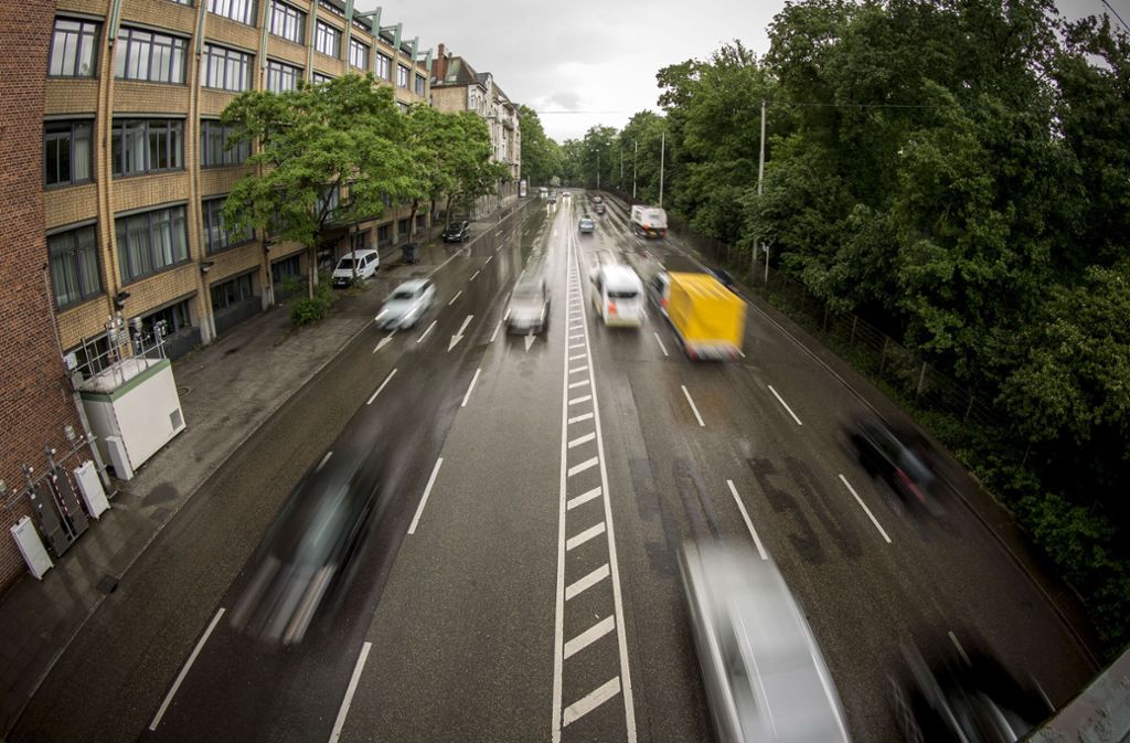 Um die Luft in Stuttgart sauberer zu bekommen sind Fahrverbote laut Gutachten unerlässlich. Foto: Lichtgut/Leif Piechowski