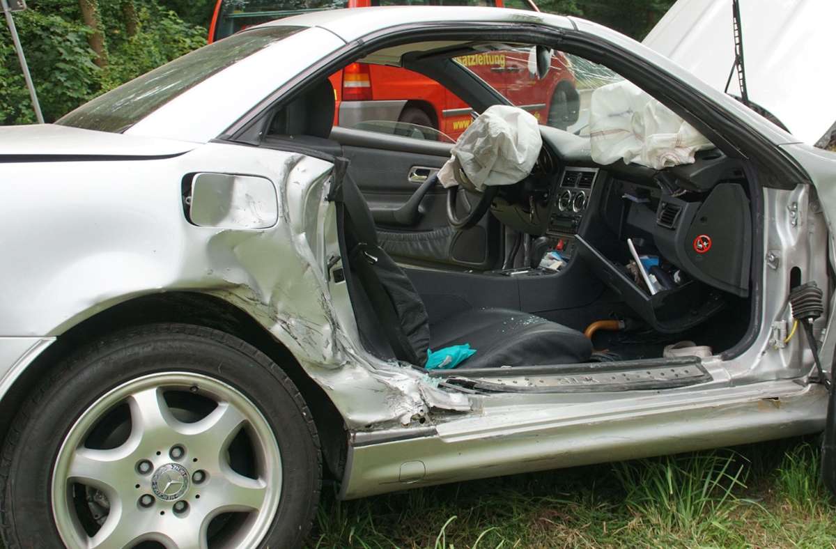 Nach Auskunft der Polizei übersah ein 79-jähriger Fahrer eines Mercedes beim Abbiegen ein entgegenkommendes Fahrzeug. Die beiden Autos stießen zusammen.