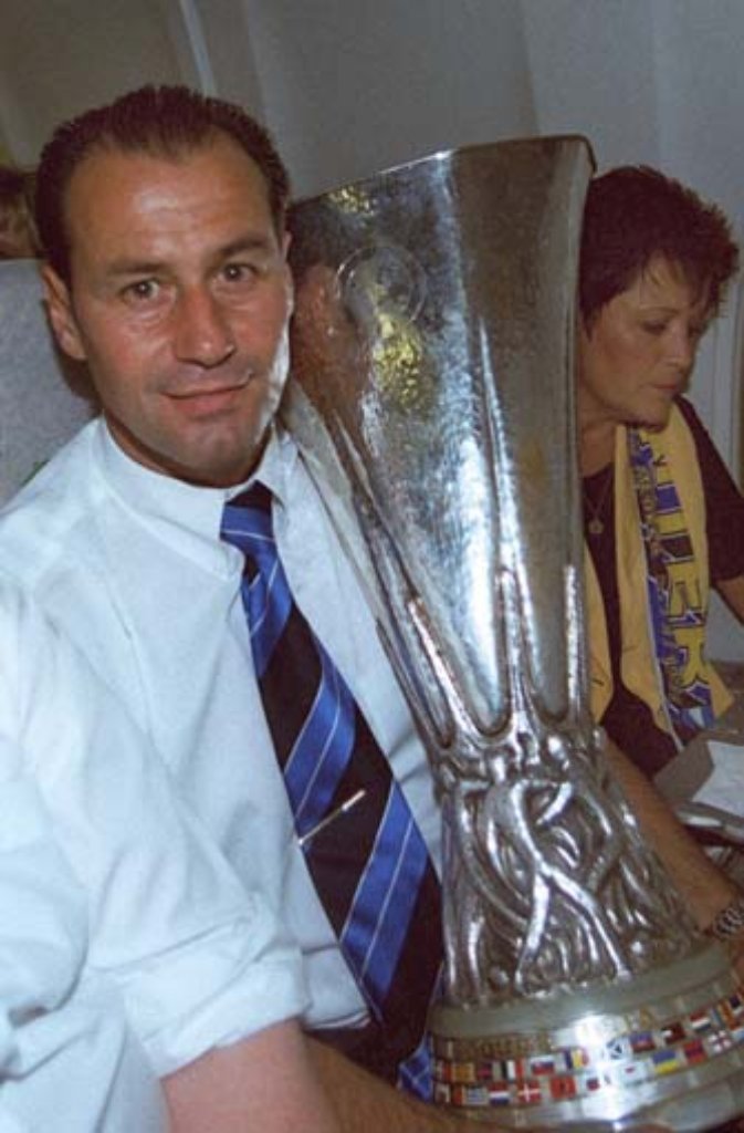 Sein Engagement auf Schalke sollte Stevens bislang erfolgreichste Trainerstation sein. In seinem ersten Jahr bei Königsblau belegte das Team in der Bundesliga zwar nur den 12. Platz, doch im Uefa-Cup setzte sich Schalke im Finale gegen Inter Mailand durch und holte den Pott. Nach einem Zwischentief zwischen 1998 und 2000 baute Stevens in der Saison 2000/01 wieder eine schlagkräftige Truppe um Andreas Möller und Ebbe Sand auf.