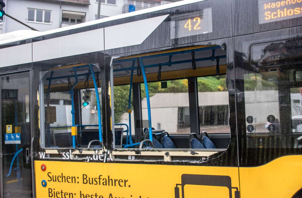 Beim Bus gingen mehrere Seitenscheiben zu Bruch, es entstand ein Gesamtsachschaden in Höhe von mehr als 50.000 Euro.