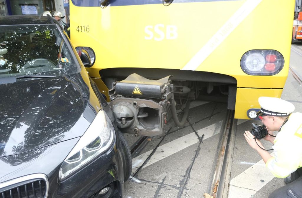 Im Stuttgarter Stadtteil Bad Cannstatt sind eine Straßenbahn der Linie U2 und ein Auto zusammengestoßen.