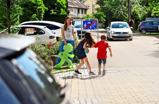Ganz wohl fühlt sich Manuela Hartmann nicht, wenn ihre Kinder auf der Spielstraße toben: „Viele Autofahrer fahren zu schnell.“ Foto: Lichtgut/Max Kovalenko