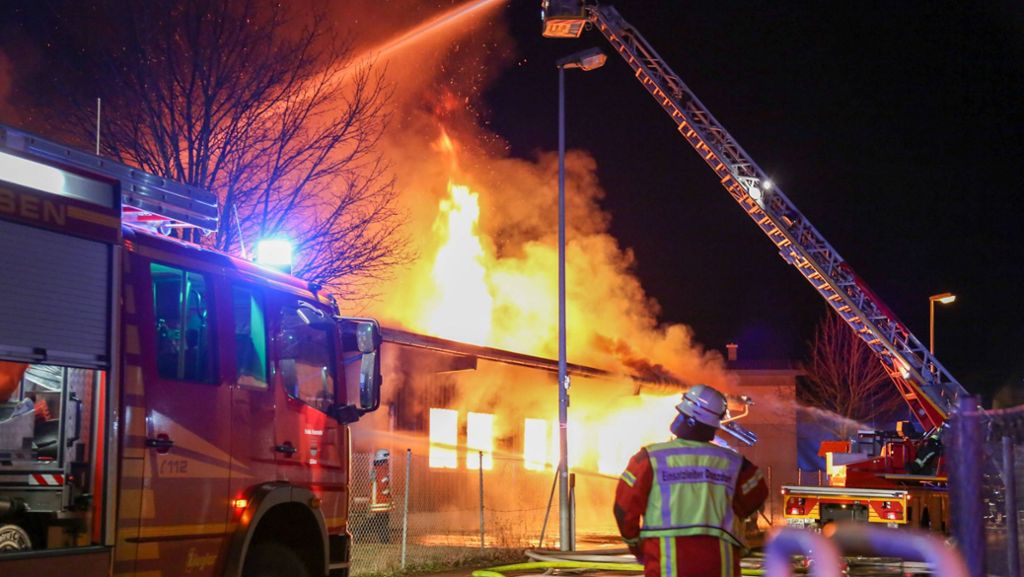 Brand in Donzdorf: Flammen zerstören Schreinerei – Schaden enorm