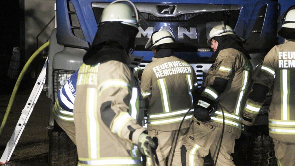  Am frühen Mittwochmorgen haben in Remchingen drei Lastwagen und zwei Pkw gebrannt. Feuerwehr und Polizei gehen von Brandstiftung aus. Inzwischen wurde ein Tatverdächtiger festgenommen. 