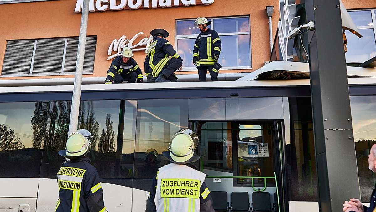 McDonalds in Heidenheim: Fahrerin bleibt mit Linienbus in Drive-In stecken
