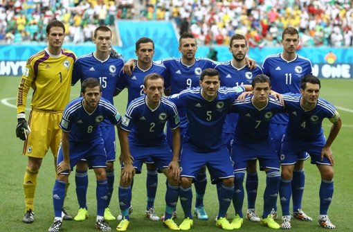 Toni Sunjic (hinten, 2.v.l.) im Kreis der bosnischen Nationalmannschaft Foto: AFP