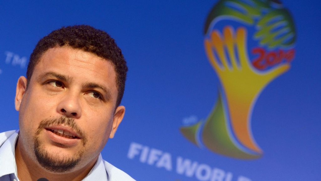  Der frühere brasilianische Fußballstar Ronaldo ist auf Ibiza in ein Krankenhaus eingeliefert worden. Ärzte hatten zunächst einen Lungenentzündung diagnostiziert. 