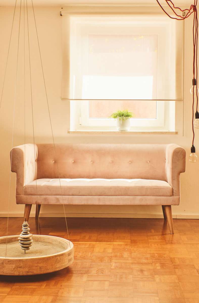 Die gute Stube mit roséfarbenem Sofa.