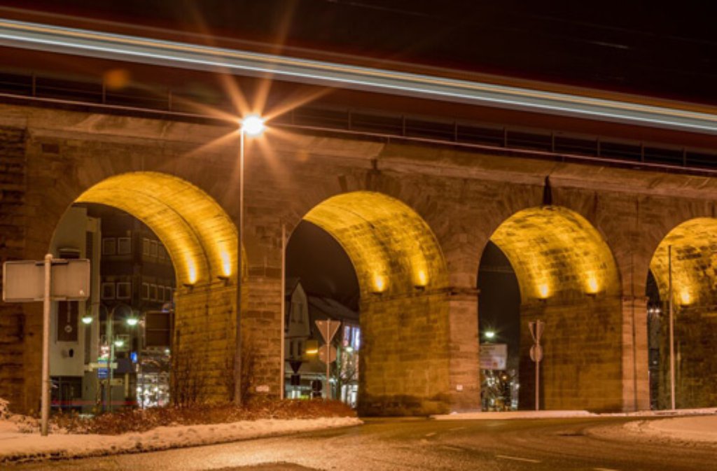 In Weinstadt im Rems-Murr-Kreis fährt ein Zug über eine als Eisenbahnbrücke genutztes Viadukt.