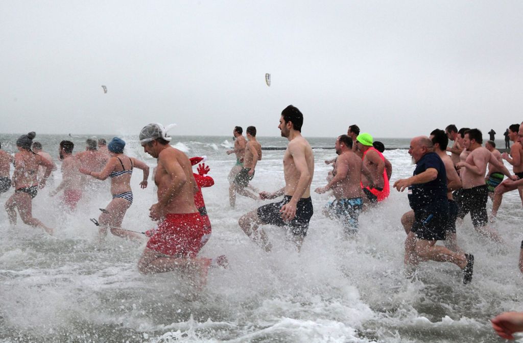 Auch in Deutschland kommen Schwimmer zum jährlichen Anbaden zusammen, wie hier in den Fluten der Nordsee vor Borkum in Niedersachsen.