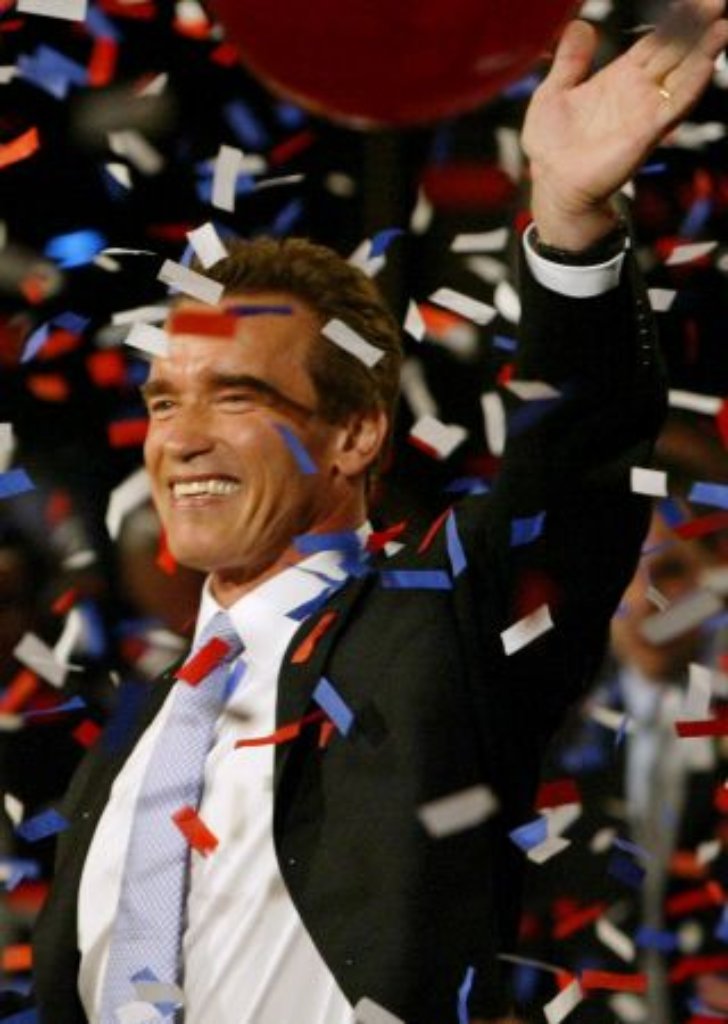 Arnold Schwarzenegger feiert seinen Sieg bei den Gouverneurswahlen im Oktober 2003. Statt gegen Film-Schurken kämpft er fortan gegen das ausufernde Haushaltsdefizit des US-Bundesstaates.