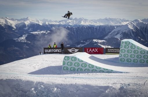 Immer auf der Suche nach neuen Herausforderungen: der erst 19-jährige Roope Tonteri lotet auf seinem Snowboard die Grenzen des Machbaren aus.  Foto: Lämmerhirt