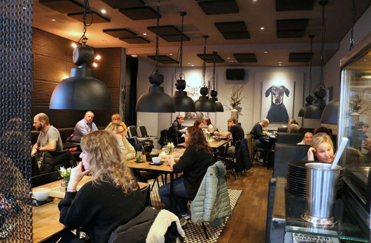 Die Café Bar Sachsenheimer in Waiblingen verbindet urige Gemütlichkeit mit modernem Chic.