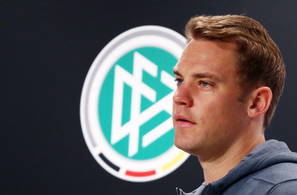 Nach dem letzten Spiel von Bastian Schweinsteiger mit der Nationalmannschaft ernennt Joachim Löw Neuer am 1. September 2016 zum neuen Kapitän.