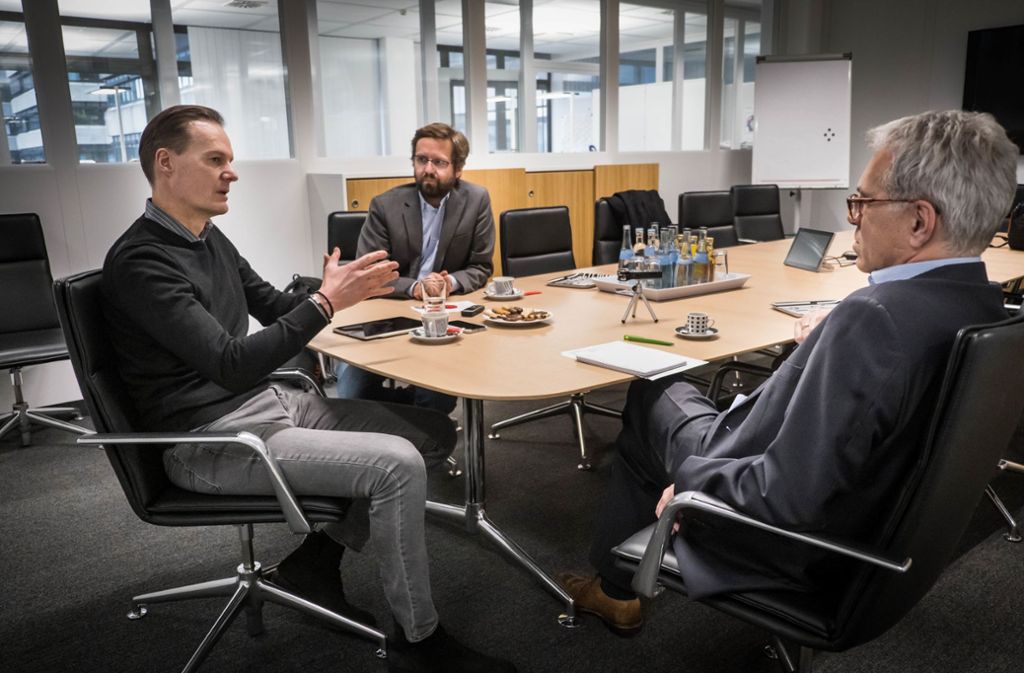 Jörg Reimann, Geschäftsführer von Park Now und Charge Now, im Gespräch mit den StZ-Autoren Christian Milankovic (Mitte) und Matthias Schmidt.