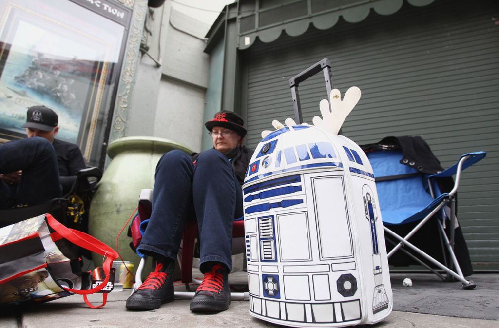 Am 15. Dezember warten einige Fans in Hollywood vor dem Chinese Theatre geduldig auf die Premiere von neuen Star-Wars-Film „Rogue One“, andere dagegen...